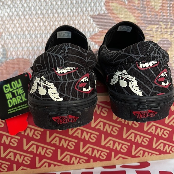 Vans Classic Slip-0n
(Glow Frights) Black/Black
VN000XG88MG WMNS sneakers - Picture 14 of 16